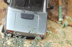 В Туле «Нива» провалилась под землю из-за прорыва трубы