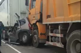 Под Тулой легковушку раздавило между двумя фурами