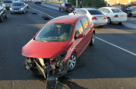 У машины оторвалось колесо в результате аварии на Новомосковском Шоссе