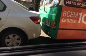 В Туле на ул. Луначарского троллейбус протаранил иномарку