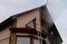 Семь человек тушили горящий дом в Тульской области