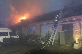 На Одоевском шоссе в Туле 16 человек тушили гаражи