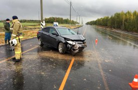 В Тульской области автоледи разворотила полмашины, влетев в ограждение
