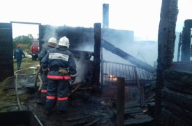 В Новомосковске пятеро пожарных тушили сарай