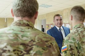Алексей Дюмин вручил тульским ФСБшникам новое обмундирование и спецсредства