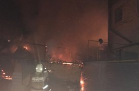 12 человек тушили сарай в Новомосковске