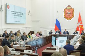 Жители Новомосковска пожаловались губернатору на неработающие лифты и протекающую крышу