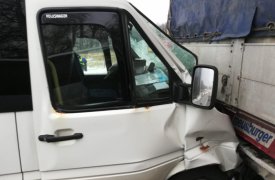 Под Тулой микроавтобус протаранил грузовик
