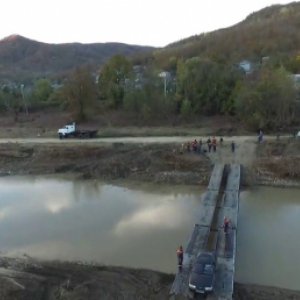 Тульские спасатели установили мост для восстановления сообщения через реку Туапсе
