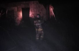 В Богородицке пожар уничтожил мусор в заброшенном здании