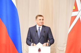 Алексей Дюмин вручает награды отличившимся тулякам
