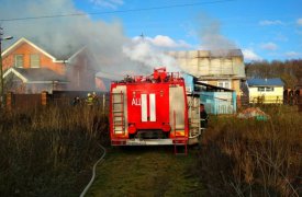 В тульской деревне пожар тушили 19 человек: есть пострадавший
