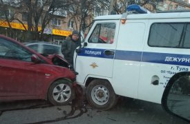 В Туле полицейская машина протаранила иномарку