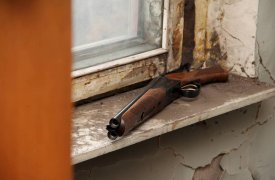 Житель Новомосковска выстрелил в подругу из обреза ружья