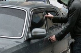 Ранее судимый мужчина украл из чужой машины банковские карты, но на них оказалось чуть более 1000 рублей