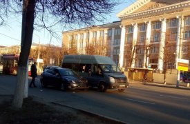 Напротив ТулГу маршрутка и «Киа Рио» не поделили дорогу