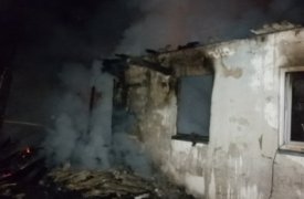 Девять человек тушили горящий дом в Донском