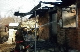 В Донском загорелись дом и пристройка