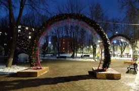 В Болдинском сквере (ТНИТИ) установили новогодние арки и белых медведей
