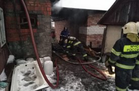 14 человек тушили горящий дом в поселке Михалково