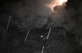 В  Новомосковском районе шесть человек тушили полыхающий сарай