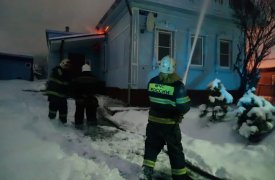Раним утром 18 пожарных тушили чердак в Михалково