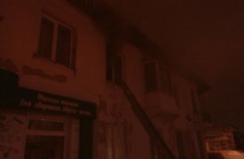 В Новомосковске семь человек тушили горящую двухэтажку