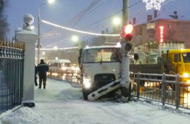 В тульском Заречье грузовик вылетел на тротуар и протаранил столб