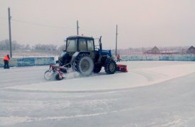 В Заречье катки расчищают от снега