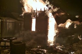 Горящее строение в Тульской области тушили шесть человек