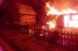 Горящий мусор в одном из поселков Новомосковска тушили шесть человек