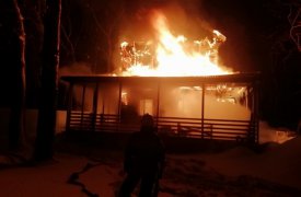 Девять человек тушили горящий дом в одной из деревень Новомосковска