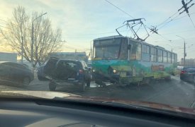 В Туле перед Зареченским мостом внедорожник протаранил трамвай