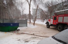 Три человека тушили горящий мусор в контейнере в Киреевске