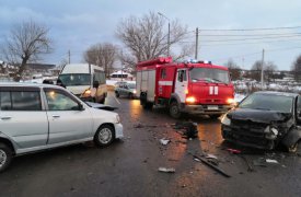 В поселке Октябрьский столкнулись три авто: пострадали люди