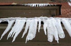 В Узловой на голову женщины упала сосулька