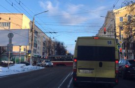 В Туле посреди дороги застрял трамвай и парализовал движение на ул. Первомайской