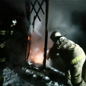 В Ясногорске 7 человек тушили горящую беседку
