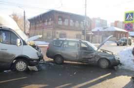 В Туле грузовик влетел в «Ладу Приору»: пострадали две женщины
