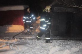 Ночью в Ефремове семь человек тушили горящий сарай