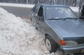 Под Тулой «Лада» влетела в сугроб