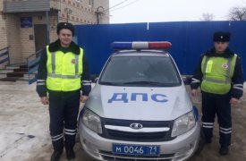 Двое полицейских помогли водителю заменить пробитое колесо фуры на трассе под Тулой
