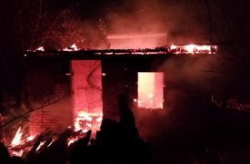 В Новомосковске вспыхнуло бесхозное строение