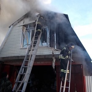 Восемь человек тушили горящий гараж в Киреевске