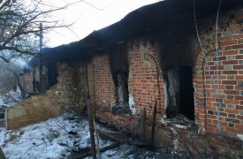 Восемь человек тушили горящий дом под дачу в селе Бабурино