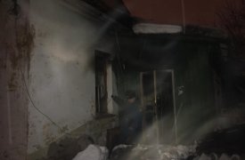 Горящий дом на двух хозяев в Новомосковске тушили семь человек