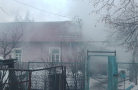 Троих человек спасли из горящего дома в Арсеньево
