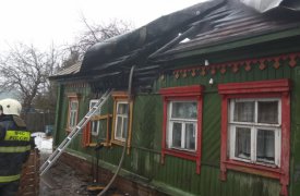 14 пожарных тушили деревянный дом в Большой Туле