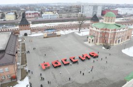 Флешмоб в Тульском кремле: люди выстроились в форме слов «Россия» и «Крым»