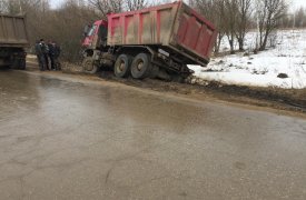 В Туле опрокинулся самосвал после столкновения с «Мерседесом»